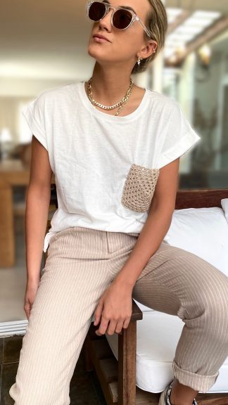 Remera con bolsillo crochet